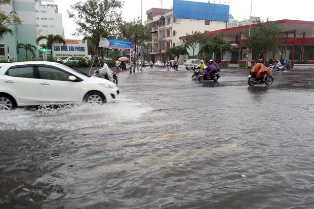 Mưa lớn gây ngập cục bộ ở ngã tư Nguyễn Văn Linh - Hàm Nghi.Ảnh: Đắc Mạnh
