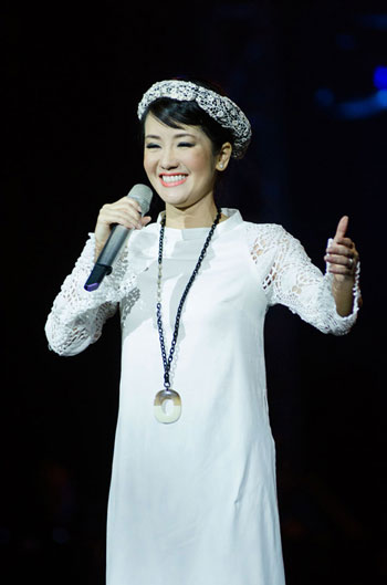 Ca sĩ Hồng Nhung được xem là người thể hiện ca khúc Nhớ về Hà Nội thành công nhất.