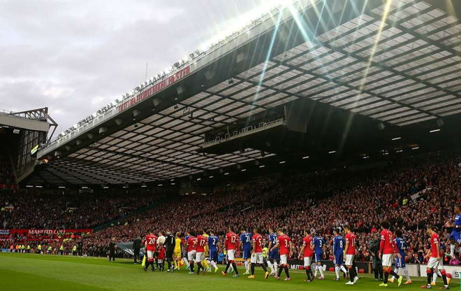 Hai đội bước ra sân trong sự háo hức của khán giả, những người đang mong chờ xem Man Utd làm thế nào để ngăn bước tiến của đội dẫn đầu Chelsea.