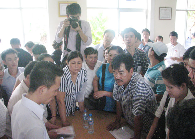 Đại diện Công ty CP dây cáp điện Tân Cường Thành trao đổi phương án trả nợ với hàng chục hộ dân tại trụ sở chi nhánh ở Đà Nẵng ngày 28-10.