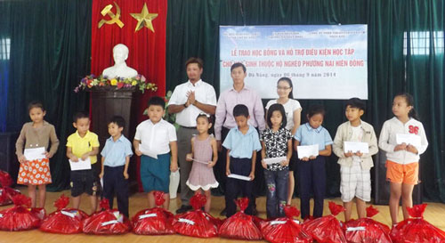 Representatives from the city’s branch of the Viet Nam-Japan Friendship Association granting scholarships and presenting gifts to some local needy children