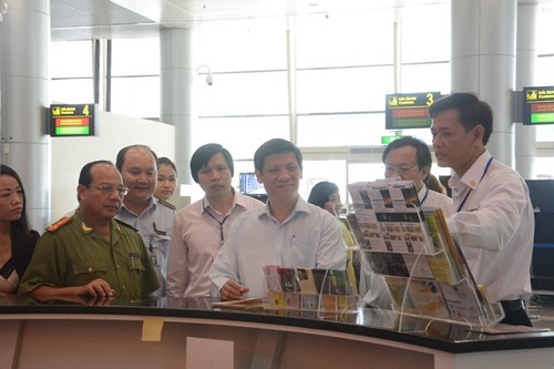  Deputy Health Minister Nguyen Thanh Long (third right) at the airport