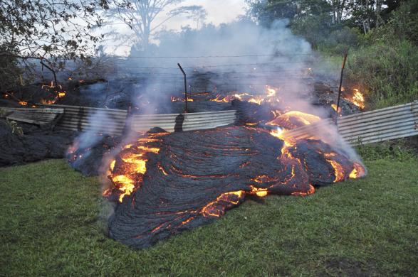 Cơ quan khảo sát Địa lý Mỹ (USGS) đã chụp bức ảnh này, khi dòng dung nham đang tiếp cận làng Pahoa, đảo Hawaii, ngày 28-10-2014. Cảnh tượng này đã diễn ra từ mấy tuần qua, một số ngôi nhà sẽ bị nhấn chìm trong biển lửa. Giới chức Cơ quan Quản lý Khẩn cấp buộc phải thúc giục người dân phải chuẩn bị sơ tán.