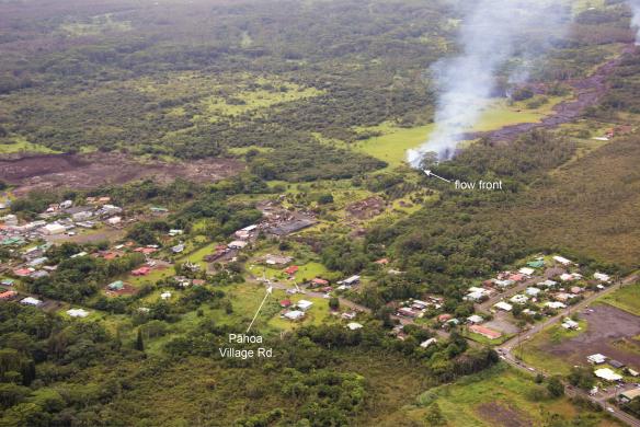 Dòng dung nham chảy từ núi lửa Kilauea đang tiến sát các khu vực dân cư gần làng Pahoa, ngày 27-10. 
