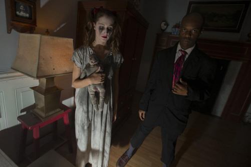 Hai diễn viên đóng vai những bóng ma sống trong tòa nhà Dakota ở New York, khắc họa lại đêm kinh hoàng ở New York: Ngôi nhà bị ma ám. 