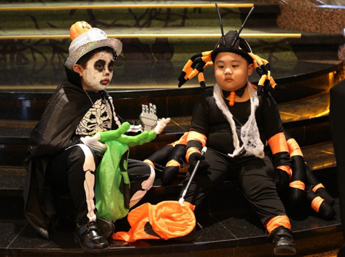 Hai em nhỏ trong trang phục hóa trang tại lễ hội Halloween được tổ chức ở thủ đô Manila của Philippines