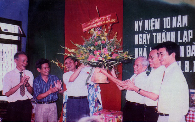 Đồng chí Mai Thúc Lân, Bí thư Tỉnh ủy Quảng Nam-Đà Nẵng (thứ 2 từ trái qua) tại lễ kỷ niệm 10 năm thành lập Nhà xuất bản Đà Nẵng (ảnh tư liệu).