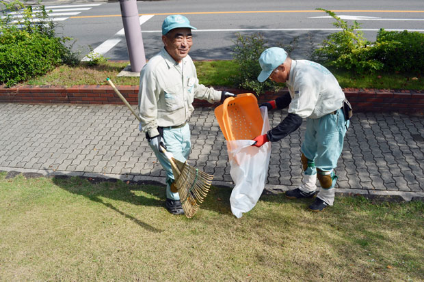 Các cụ ông làm vườn tại công viên Daisen. Ảnh: THU HOA