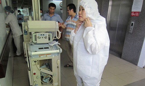 A hospital staff member in Da Nang Hospital wears protective clothes before contacting a suspected Ebola patient on November 1, 2014. (Tuoi Tre News