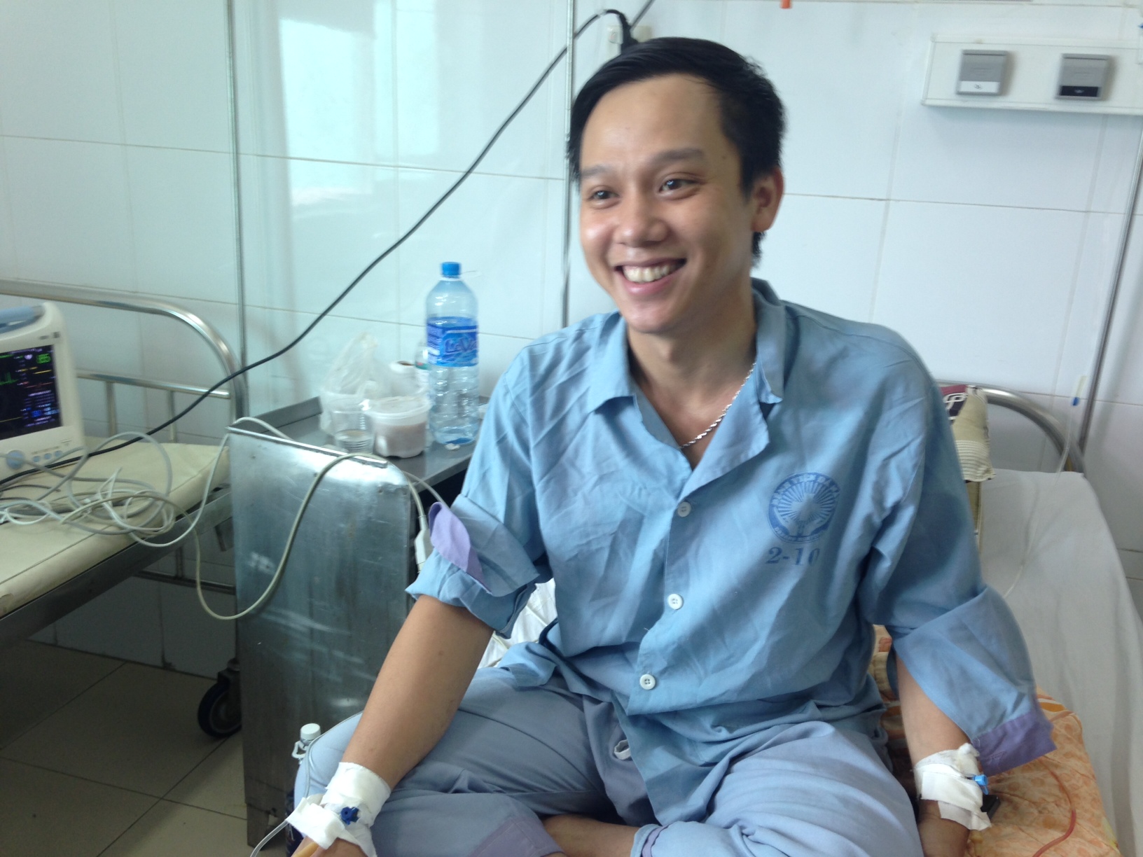 Anh Chung vui vẻ khi sức khỏe tốt lên nhiều và nhận sự chăm sóc tận tình của ngành y tế Đà Nẵng (ảnh chụp sáng 3-11)