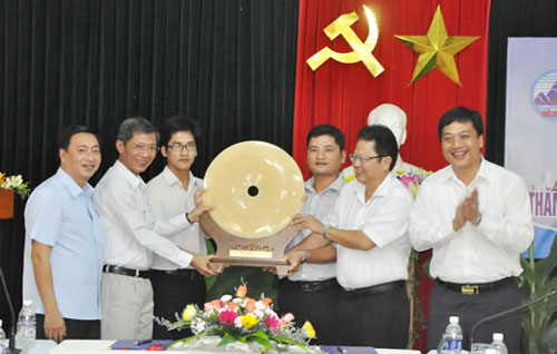 Representatives from Ngu Hanh Son District authorities (first, second and third, right) presenting a momento to their guests