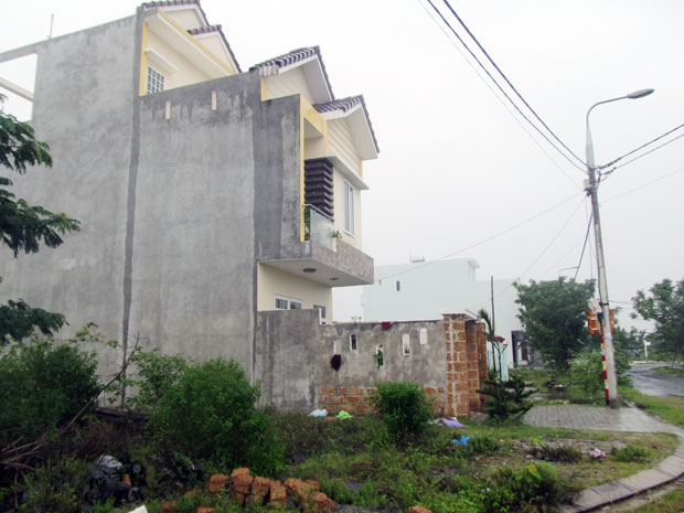 Nhiều hộ dân mua đất dự án Công ty CP Tân Cường Thành dù đã xây dựng nhà kiến cố để ở nhưng đến nay vẫn chưa có sổ đỏ, khiến việc xác nhận nhà ở gặp khó khăn.