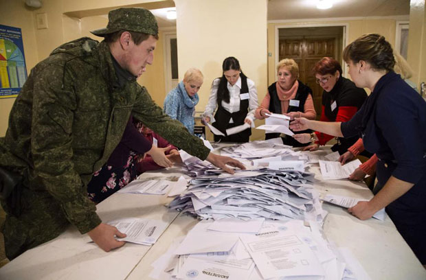 Kiểm phiếu tại Donetsk, phía đông Ukraine.  				Ảnh: AP