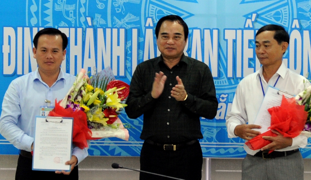 Chủ tịch UBND thành phố Đà Nẵng Văn Hữu Chiến trao các Quyết định tại buổi công bố.