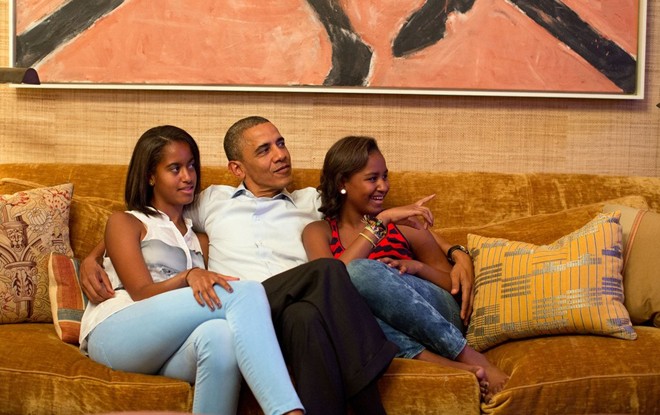 Dù bận trăm công nghìn việc, Tổng thống Obama luôn dành thời gian trò chuyện và vui đùa với hai con gái.