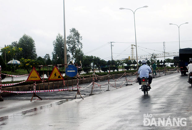 Quốc lộ 14B đang thi công nhưng lại thiếu các biện pháp bảo vệ an toàn cho người đi đường.