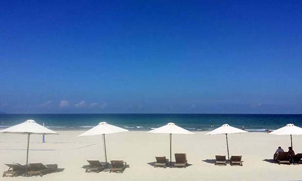 Biển xanh, cát trắng mịn, sạch sẽ khiến cho du khách nước ngoài rất hài lòng khi tận hưởng thời gian nghỉ ngơi, thư giãn trên bãi biển Đà Nẵng