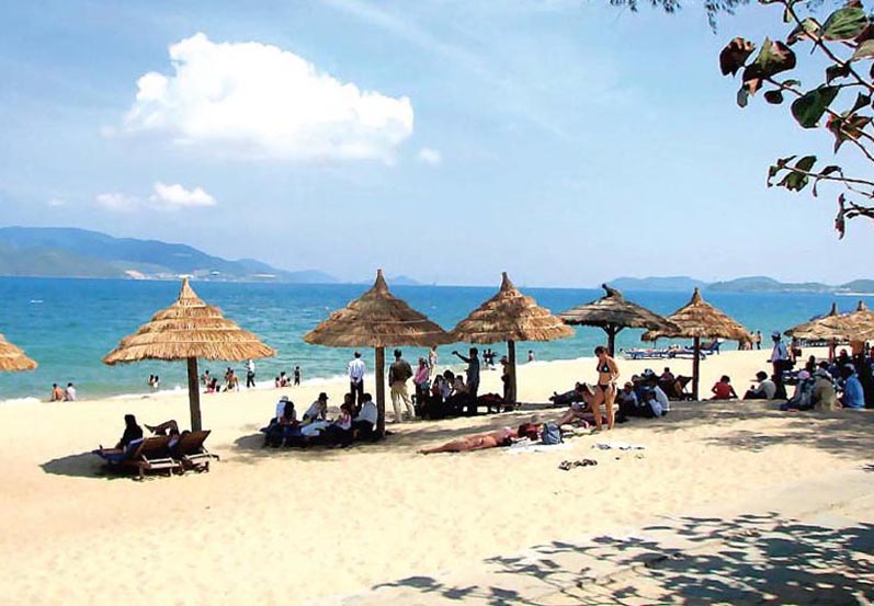 Biển xanh, cát trắng trải dài, sạch đẹp là điều mà nhiều du khách nước ngoài rất thích khi đến Đà Nẵng