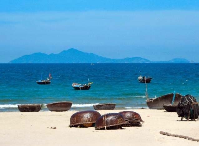 Khung cảnh thiên nhiên dọc bãi biển Đà Nẵng rất thanh bình