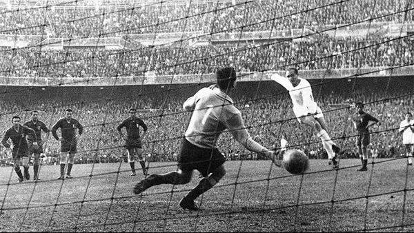  6. Alfredo Di Stefano  49 bàn, 58 trận, giai đoạn thi đấu 1955-1964, trong màu áo Real Madrid.