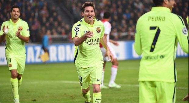 Niềm vui của Messi (áo vàng, giữa) cùng các đồng đội sau pha ghi bàn thứ 71 của anh tại Champions League.