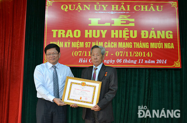 Phó Bí thư Thường trực Thành ủy Võ Công Trí trao Huy hiệu 65 năm tuổi Đảng cho đảng viên. Ảnh: Việt Dũng  