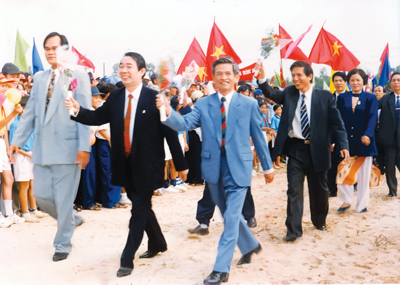 Đồng chí Mai Thúc Lân vào thị xã Tam Kỳ sau ngày chia tách tỉnh tháng 2-1997. (Ảnh tư liệu)