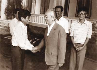 Đón Đại tướng Võ Nguyên Giáp tại UBND tỉnh Hà Bắc (năm 1988)