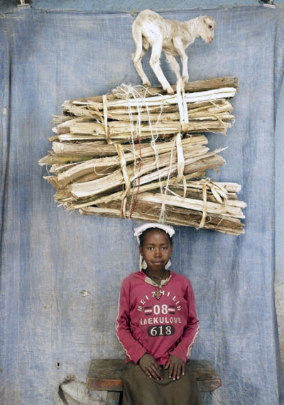 Trẻ em Ethiopia đưa hàng đi bán.