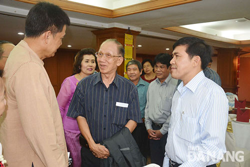 Deputy Mayor of Chiang Mai Province, Mr Chana Pangpi Boon (first left), speaking to his Vietnamese guests