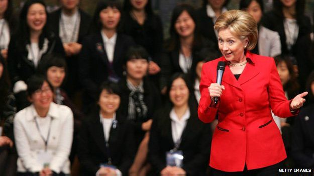 Tại những nơi bà có mặt, Hillary Clinton luôn trở thành tâm điểm chú ý