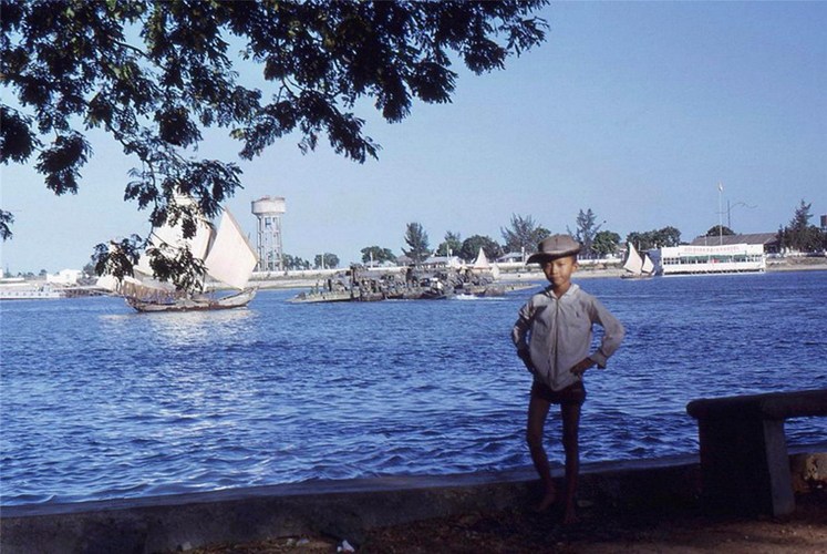 Tạo dáng bên bờ sông Hàn.