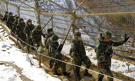 Binh sĩ Hàn Quốc tuần tiễu gần khu phi quân sự tại Hwacheon năm 2006. Ảnh: AFP