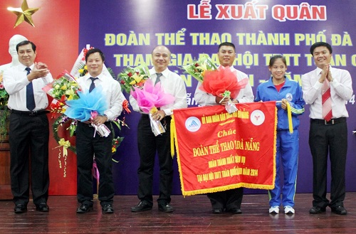 The Vice Chairman of the municipal People's Committee, Mr Huynh Duc (first, left) presenting flowers to local athletes before leaving for