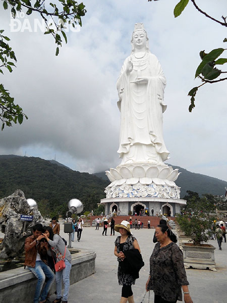 Visitors at Linh Ung pagoda