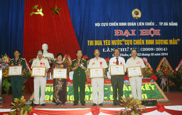 Chủ tịch Hội Cựu chiến binh thành phố Đà Nẵng Thái Thanh Hùng trao giấy khen cho các tập thể, cá nhân tiêu biểu thuộc Hội Cựu chiến binh quận Liên Chiểu.Ảnh: L.V.THƠM