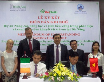 The ceremony of signing the agreement (Photo: baodientu.chinhphu.vn)