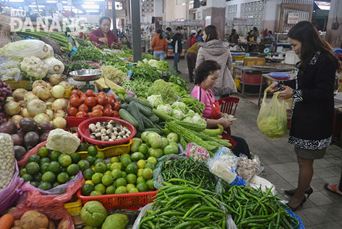  Some shoppers at the Han Market