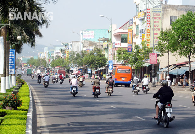 Rất nhiều người điều khiển mô-tô đi vào làn đường dành cho ô-tô (ảnh chụp trên đường Điện Biên Phủ).