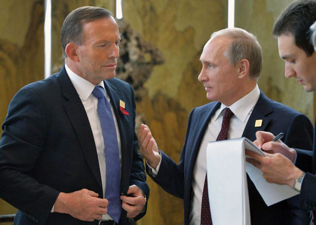 Thủ tướng Úc Tony Abbott (trái) gặp gỡ Tổng thống Nga Vladimir Putin tại Bắc Kinh.  							           Ảnh: AFP