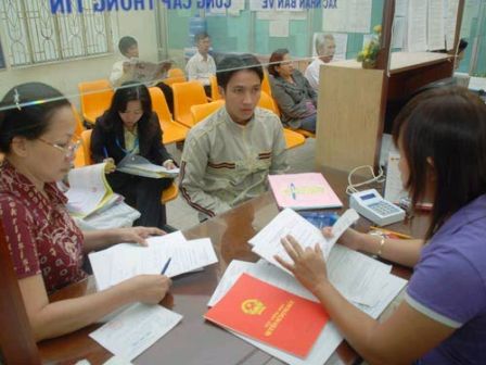 Hành vi chậm làm thủ tục cấp Giấy chứng nhận cho người mua nhà ở, người nhận quyền sử dụng đất ở sẽ bị phạt đến 1 tỷ đồng. Ảnh minh họa 