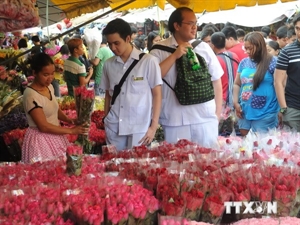 A street with flower shops in Manila (Photo: AFP/VNA)