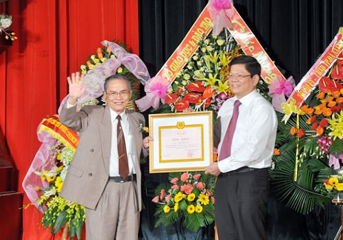  A representative from the DTU (left) receiving Certificates of Merit from the municipal Party Committee (photo: cadn.com.vn)