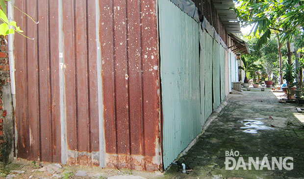 Một thửa đất rẻo ven đường Ngô Thì Sĩ, phường Mỹ An, quận Ngũ Hành Sơn chưa quản lý khai thác, để người dân chiếm dụng xây nhà tạm bợ.