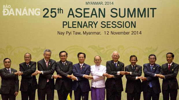 Lãnh đạo các nước ASEAN tại phiên họp toàn thể ngày 12-11. Ảnh: AP