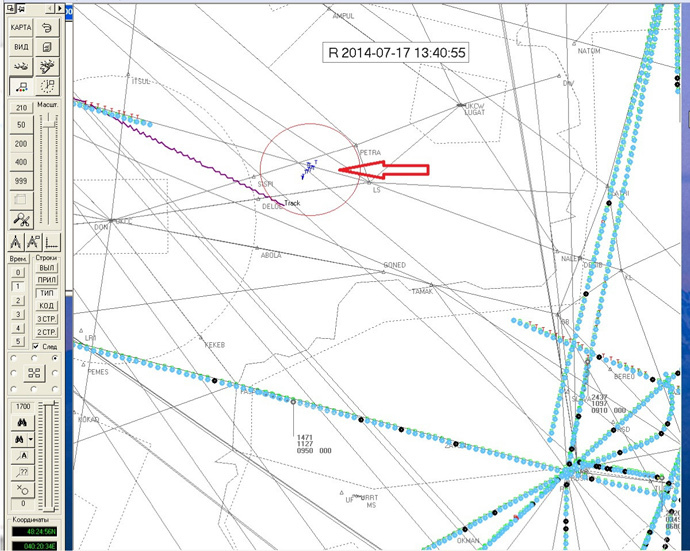 Bản đồ các đường bay, lúc 13 giờ 40 phút 55, ngày 17-7-2014, máy bay quân sự được thể hiện bằng các chấm màu màu xanh có gắn chữ “T”. Trong khi đó, đường bay của MH17 được đánh dấu màu tím. Ảnh: www.aviasafety.ru