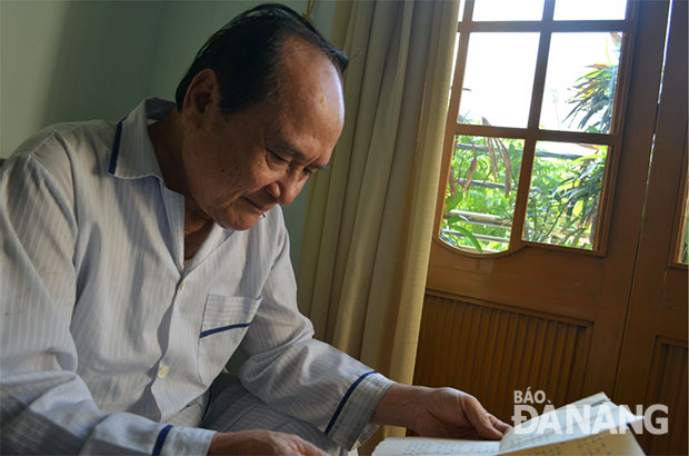 Nhà thơ, nhà giáo Đông Trình đang đọc lại một tác phẩm cũ của mình.