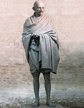 Toàn hình tượng Mahatma Gandhi bằng đất sét của nhà điêu khắc Philip Jackson, hiện đang chuẩn bị đúc đồng.