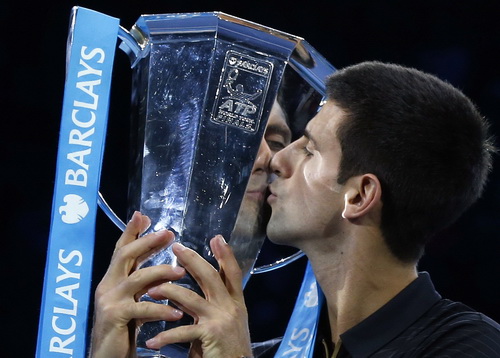 Djokovic bên chiếc cúp vô địch ATP World Tour thứ ba liên tiếp