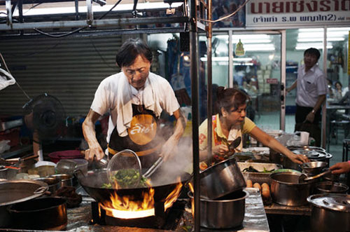 Một nhà hàng trên đường phố Bangkok. Ảnh: New York Times